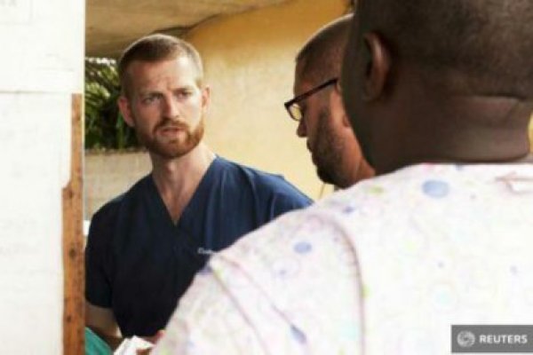 Unul dintre cei doi americani infectaţi cu virusul Ebola a fost adus în SUA